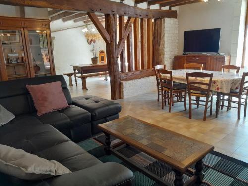 Koplietošanas atpūtas telpa ar TV, Ravissante longère avec grand jardin et cheminée (Ravissante longere avec grand jardin et cheminee) in Jeu-Maloches