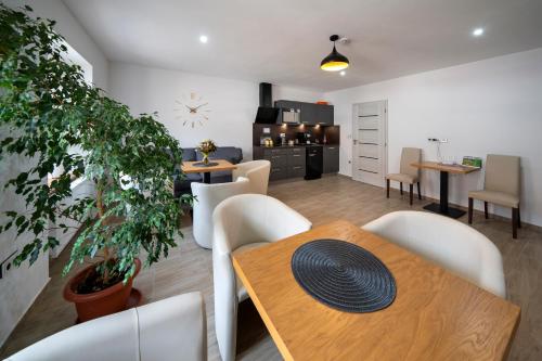 Apartmány Pod náměstím 2 (Apartmany Pod namestim 2) in โปโดลี