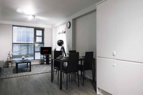 Luxury 2 Bedroom Apartment near Stratford Station for Corporate and Group Stays, Londres