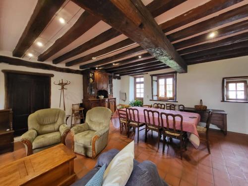 Koplietošanas atpūtas telpa ar TV, Chez Léontine maison 11 pers-5 chb-jardin-wifi (Chez Leontine maison 11 pers-5 chb-jardin-wifi) in Mers-sur-Indre