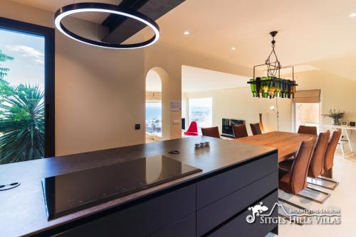 Stunning Villa Ibizenca with private pool in Sitges in กินต์ มาร์