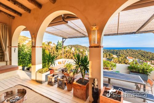 Stunning Villa Ibizenca with private pool in Sitges in กินต์ มาร์