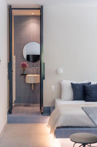One-Bedroom Apartment image 10