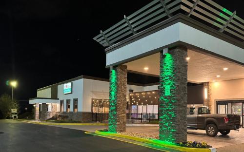Holiday Inn Roanoke - Tanglewood Route 419 & I 581 by IHG in Roanoke, USA