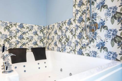 Suite with Spa Bath image 10