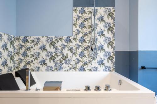Suite with Spa Bath image 9