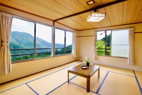民宿美滝山荘 Mitaki Sanso Traditional Minshuku near the Kumano Kodo, just 5 Minutes from Nachi Falls and N