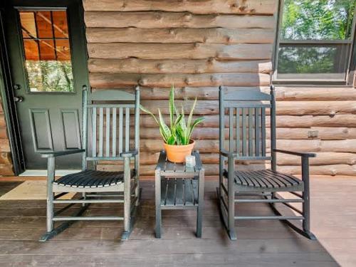 WaterFront Cabin Hot Tub Kayaks Firepit Game Consoles - image 11