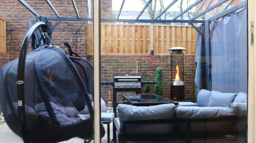 HouseSleep14-FreeP-Garden-Bbq-Patio-PoolTable, London
