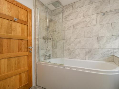 酒店外观, 14 Birchwood Road in 伍拉斯顿