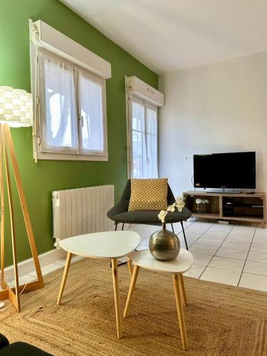 La Closeraie appartement centre de senlis, parking et terrasse in Senlis