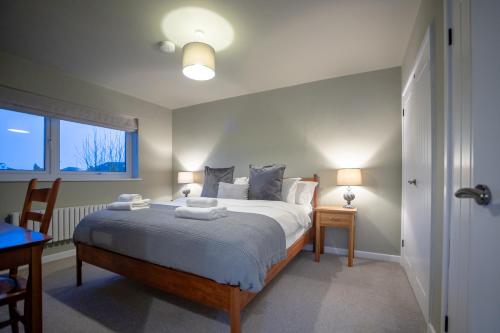 Stylish 2-Bed Apartment with Parking & City Access, Hereford