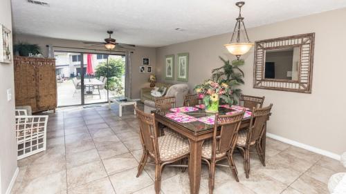 2 BD 2 and half BA Two Story Beach Haven Pet Friendly with Golf Cart in 파나마 시티 (FL)