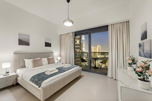 Luxe 4BR with Burj View l Pool & Gym, Dubai