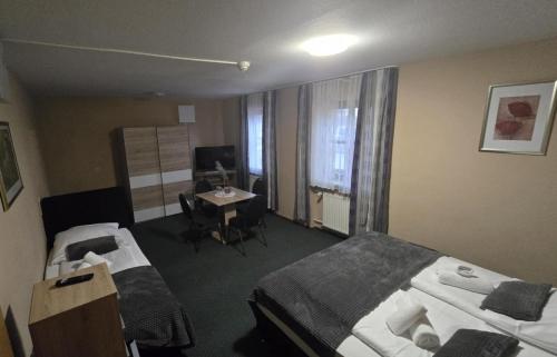 1 king bed, 2 twin beds