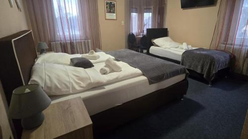 1 queen bed, 1 twin bed