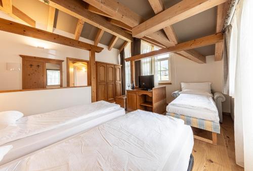 1 double bed, 1 twin bed