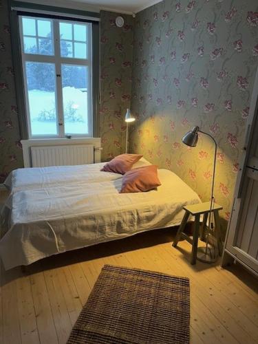 2 twin beds, 1 bunk bed