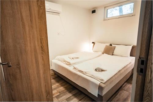 2 bedrooms, 3 beds