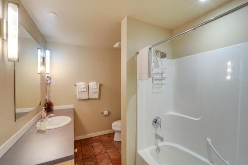 Resort Getaway on Lake Chelan Pool and Beach Access