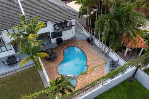 Summer Swim Sale! 4 BR - Private Pool, Grill, Soaking Tub, Near Coral Gables & MIA Airport