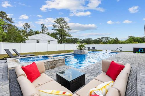 Swimming pool, NEW HOT TUB- Dog Friendly Home Near Beach and Golf with Pool and Spa in Socastee (SC)