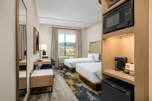 Standard Queen Room with with Two Queen Beds and Mountain View