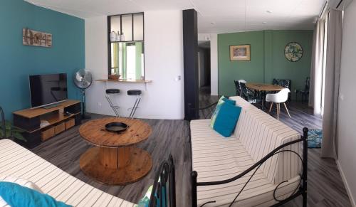 Two-Bedroom Apartment room in Urban tropical home Tahiti