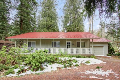 Mr. Gnomerson’s Hideaway | AC, EV, Pets in Packwood (WA)