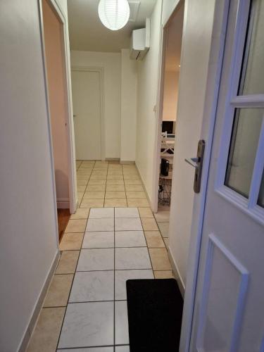 Bien proche de Aeroport St Exupéry Village de Marques et Lyon (Bien proche de Aeroport St Exupery Village de Marques et Lyon) in 維萊豐坦