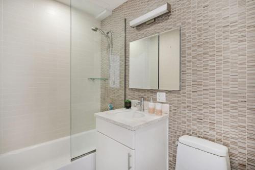 809-4A Columbus Circle New BLDG 1BR W D - image 9