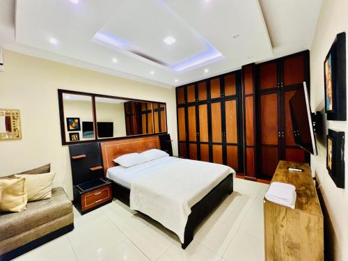 Exclusiva Suite de Lujo con Piscina en Machala Comodidad y Estilo