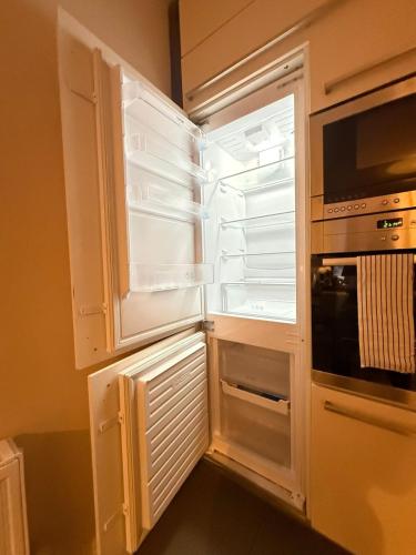 ห้องครัว, 2 bedroom Titanic Apartment - 1 night stays! in เบลฟาสต์ แอร์พอร์ต