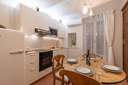 S.Ambrogio Courtyard in Florence-hosted by Thinah