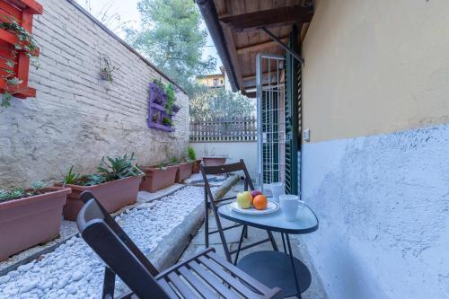 San Ambrogio Courtyard in Florence - image 9