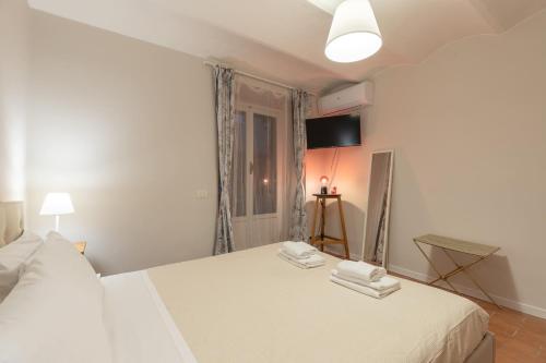 S.Ambrogio Courtyard in Florence-hosted by Thinah