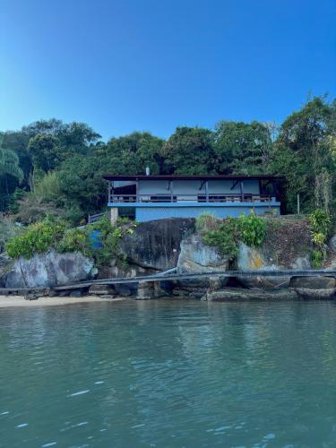 Casa em frente ao mar, na praia, acesso somente de barco Amaré Restaurante – khách sạn tại Paraty Mirim