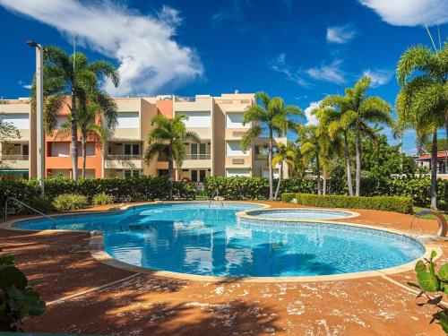 Spacious Condo with Pool 7 Minutes from the Beach – khách sạn tại Pole Ojea