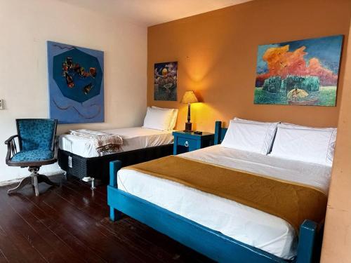 1 queen bed, 3 twin beds