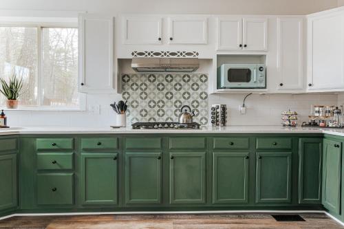 Modern Cabin on 26 acres,Hot Tub,Fire Pit,GameRoom in Berkeley Springs (WV)