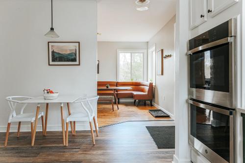 Modern Cabin on 26 acres,Hot Tub,Fire Pit,GameRoom in Berkeley Springs (WV)