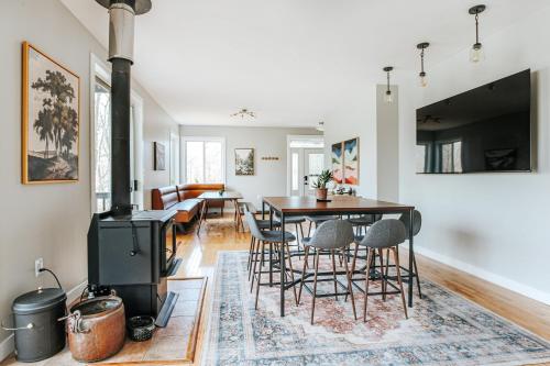 Modern Cabin on 26 acres,Hot Tub,Fire Pit,GameRoom in Berkeley Springs (WV)