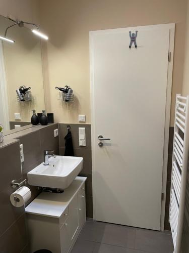 Zimmer mit eigenem Badezimmer - 1 Bahn-Station zur Messe und HBF, Francfort-sur-le-Main (photo 4)