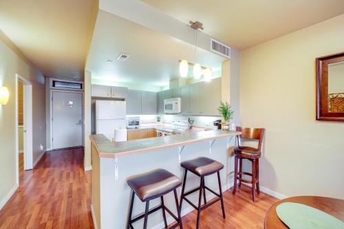 Walk to Lake Chelan Condo with Pool Access