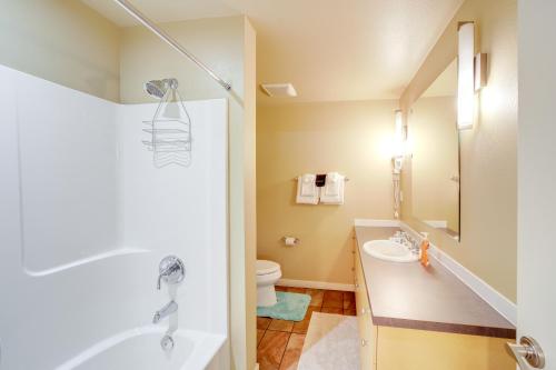 Walk to Lake Chelan Condo with Pool Access