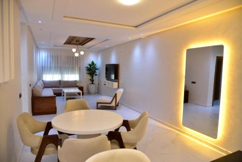 Central 2BR - Walk to Cafés & River - Free Parking
