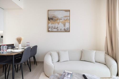 Brand New Apt On Top Floor 1BR w Spa And Pool, Dubai