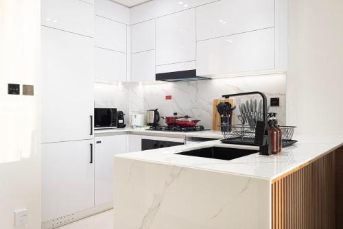 Brand New Apt On Top Floor 1BR w Spa And Pool, Dubaj (fotografie 9)