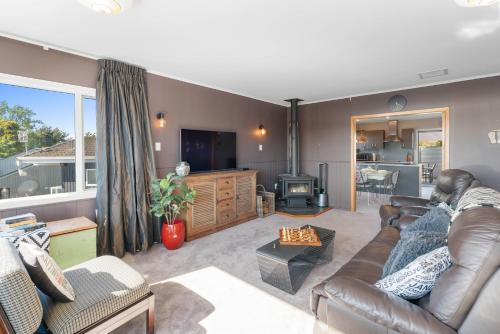 Willow Lake House - Lake Taupo Holiday Home - image 2