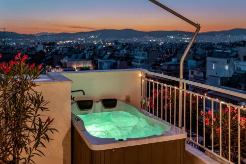 Rooftops of Athens - Vathi Studio Jacuzzi & View, Atenas